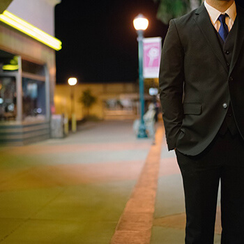 Podcasty i audiobooki jako mobilne kursy: najlepsze serie naukowe dla podróżujących